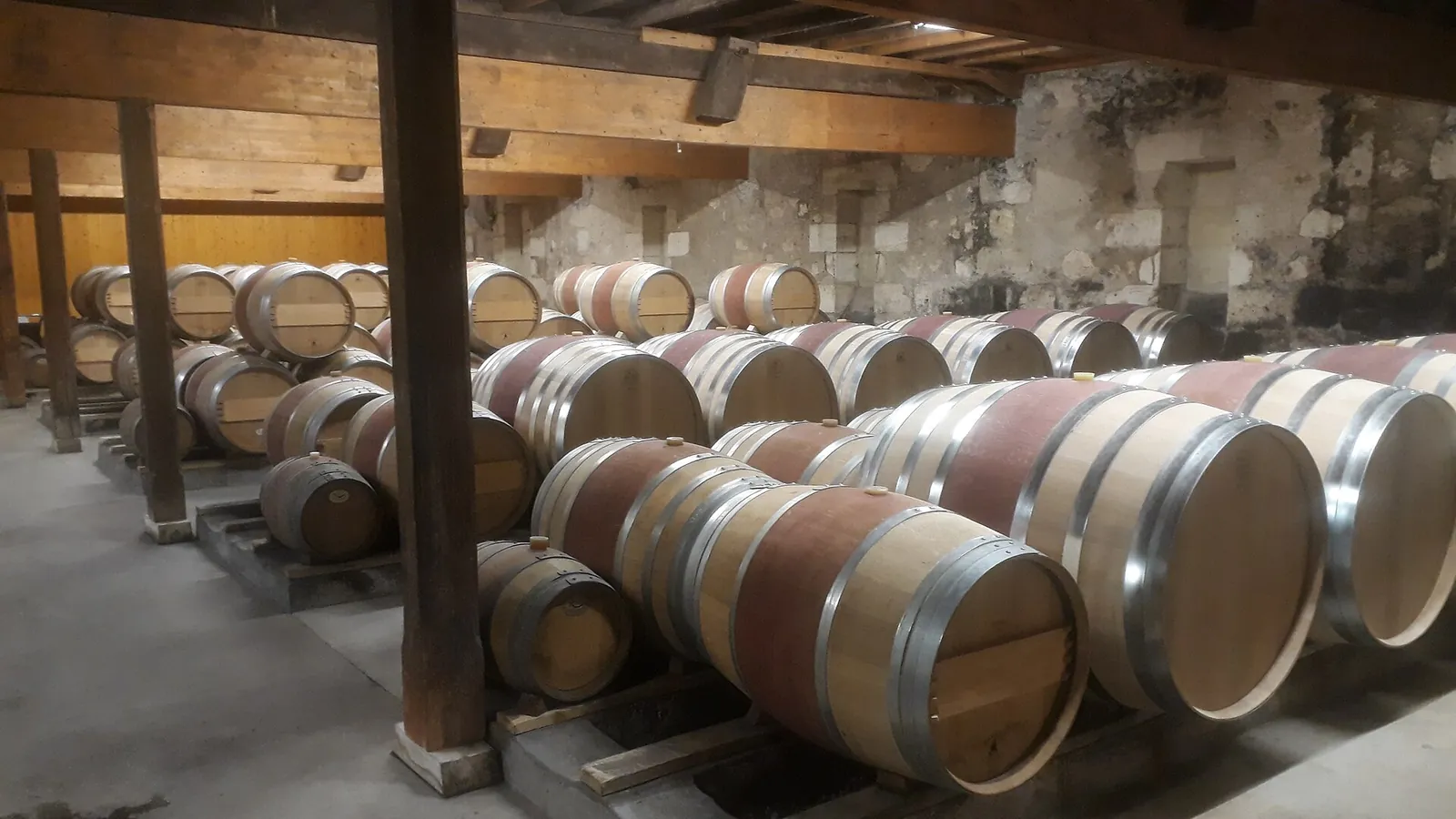 Un chai à barriques dans un château bordelais