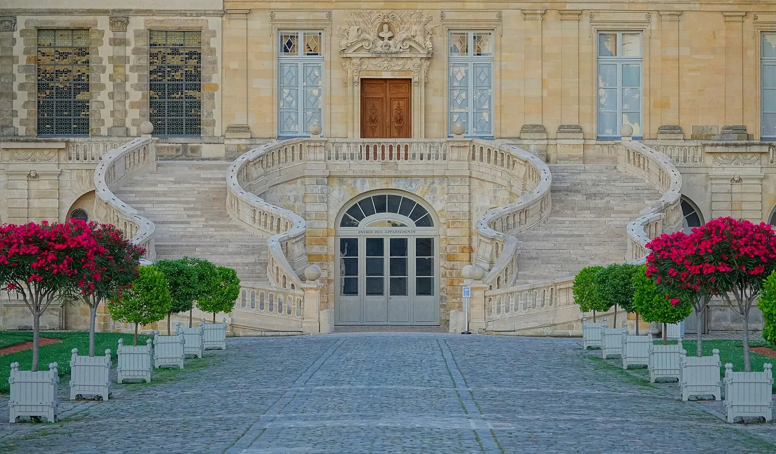 La cour des Adieux et l'escalier en fer à cheval du château de Fontainebleau