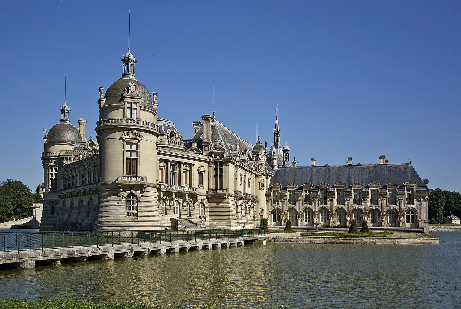 Le château de Chantilly entouré de ses douves