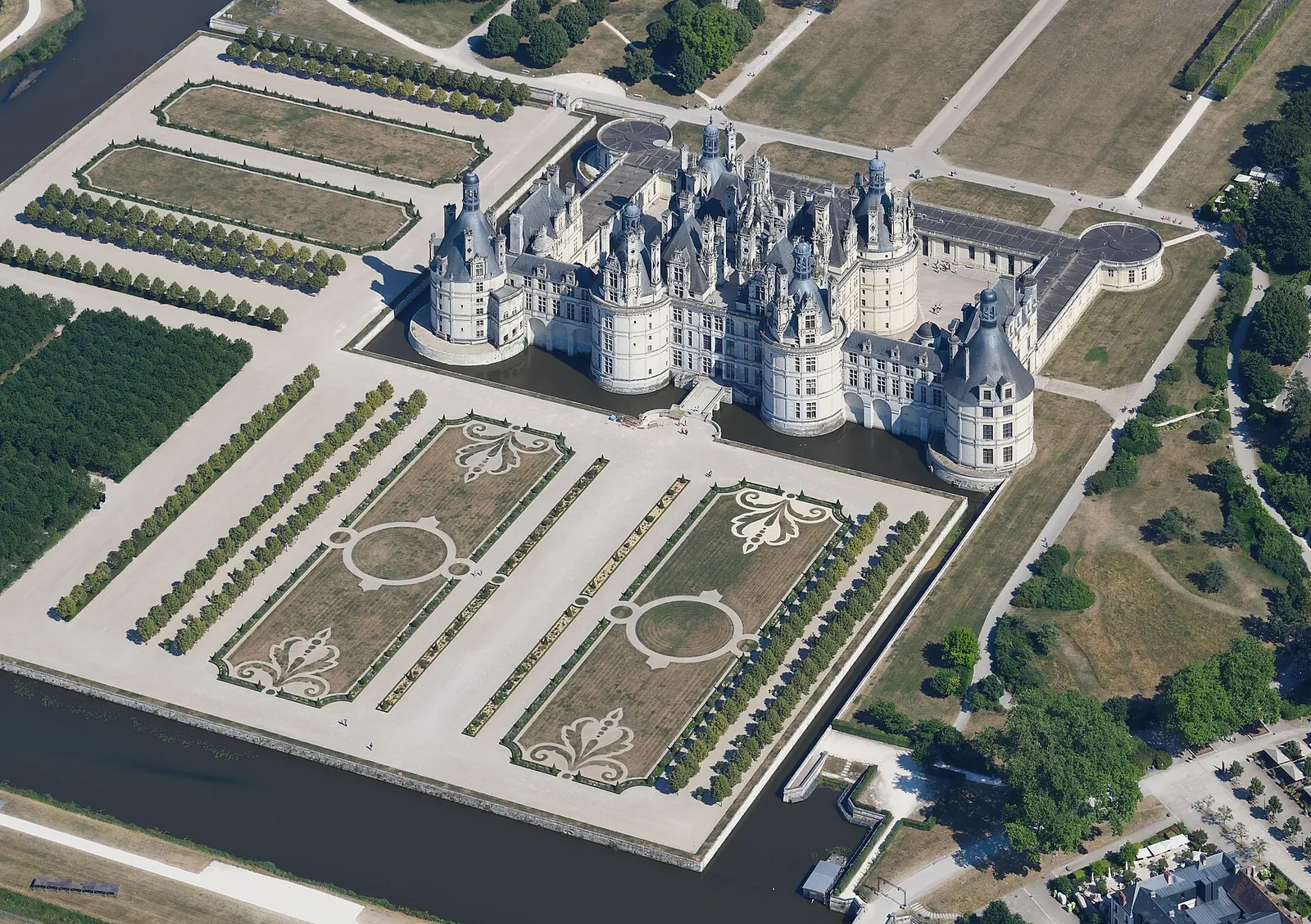 Le château de Chambord vu du ciel, au milieu de son parc
