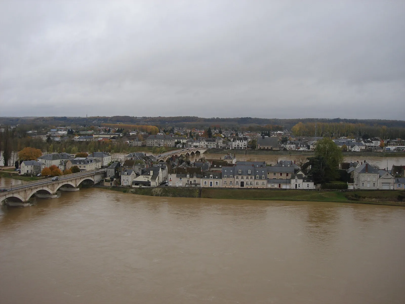Le château d'Amboise au-dessus de la Loire