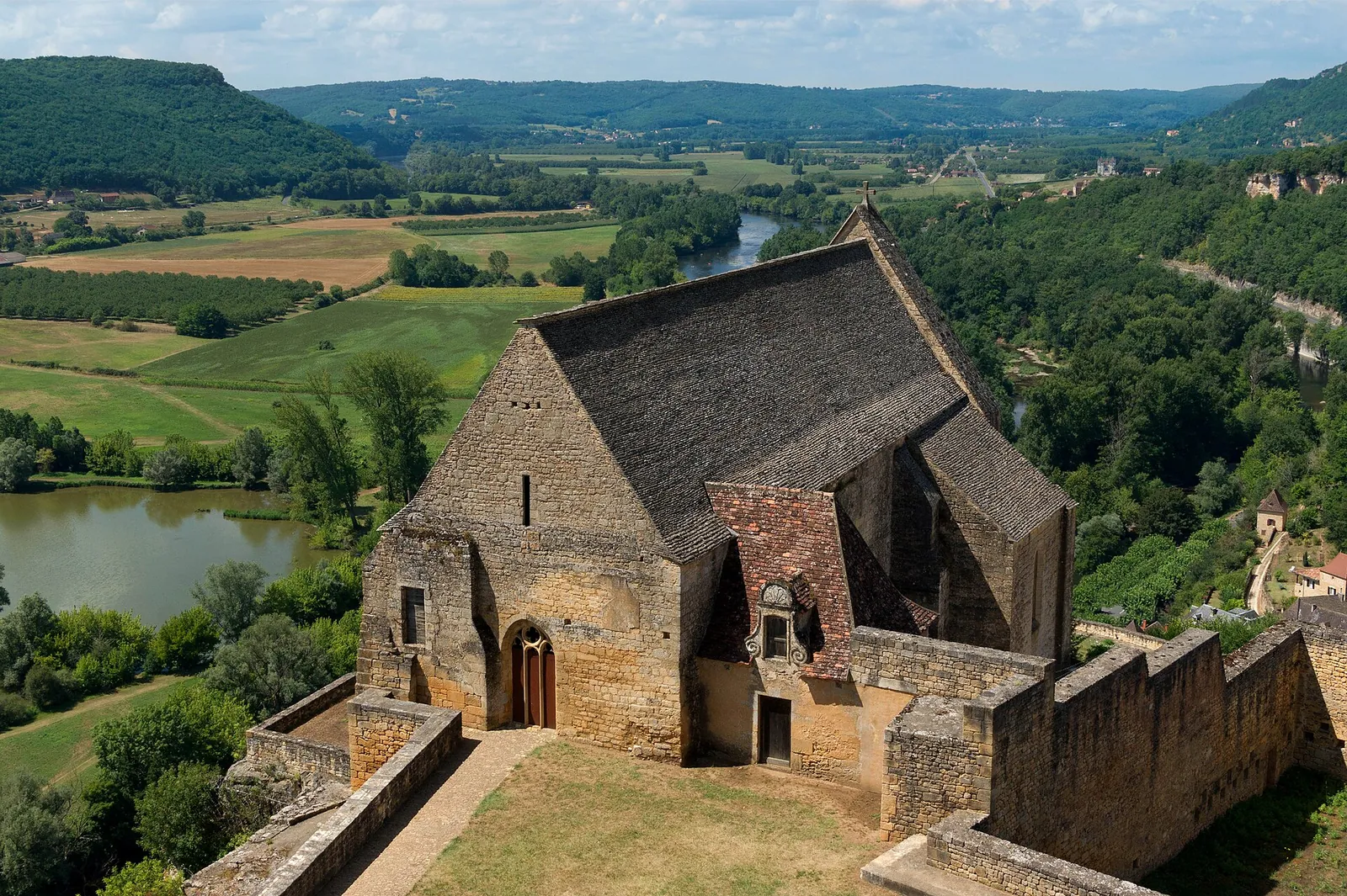 Le château de Beynac au-dessus de la Dordogne