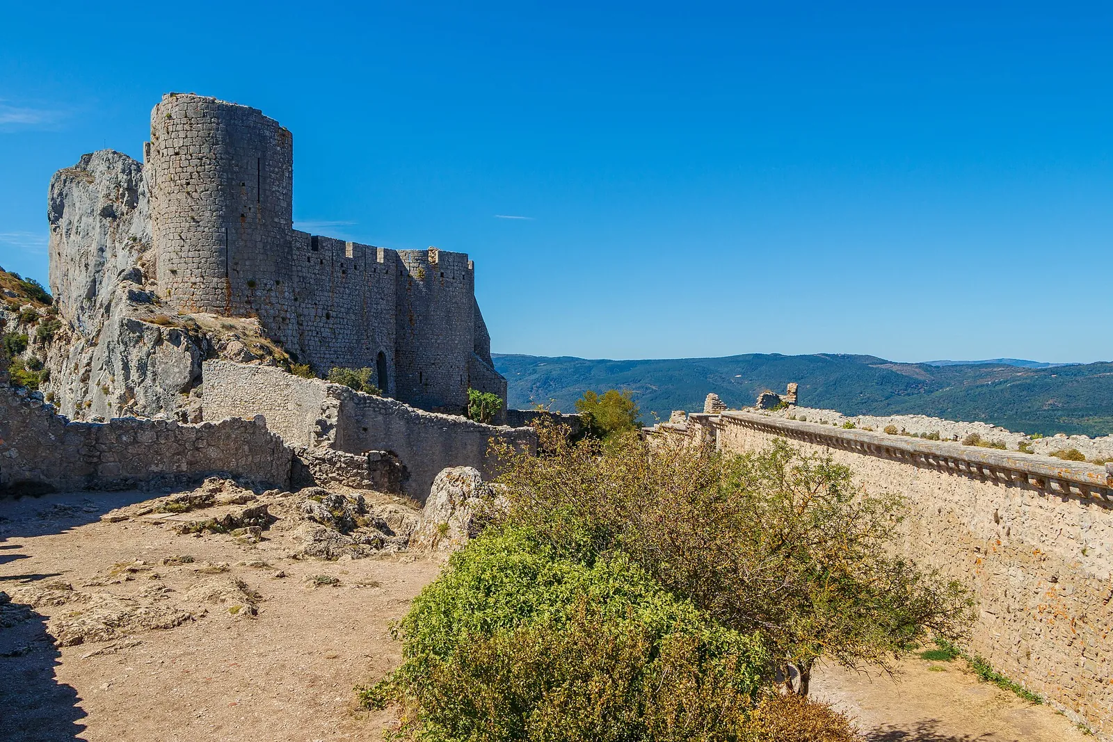 Le château de Peyrepertuse sur sa crête des Corbières