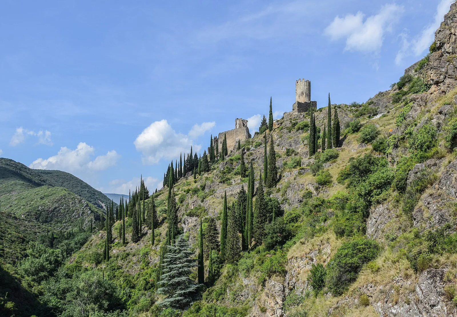 Les quatre châteaux de Lastours sur leur éperon rocheux