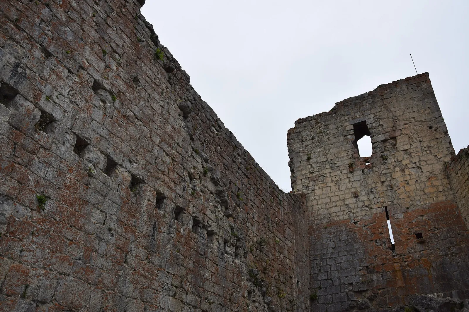 Le château de Montségur sur son pog
