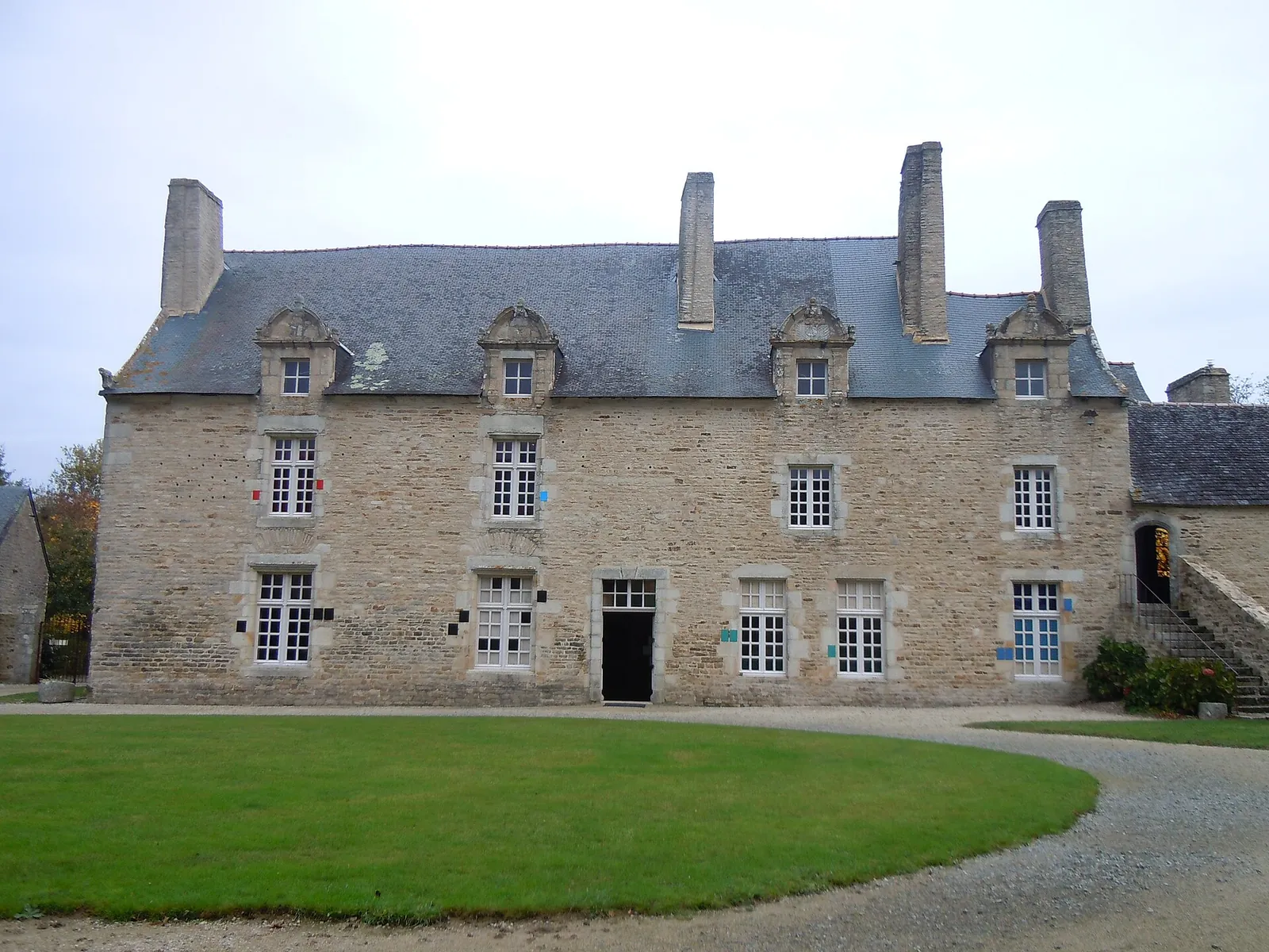 Un manoir breton en granit avec sa tourelle d'escalier