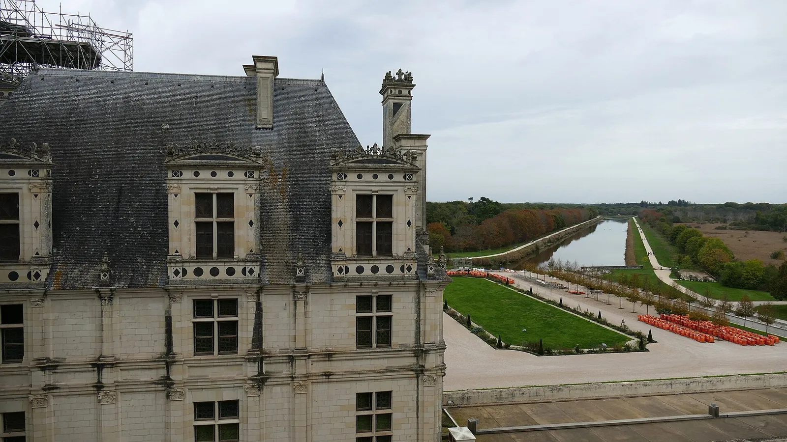 Le château de Chambord vu depuis le Cosson