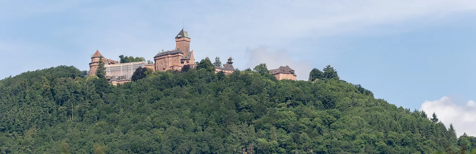 Le château du Haut-Koenigsbourg au-dessus de la plaine d'Alsace