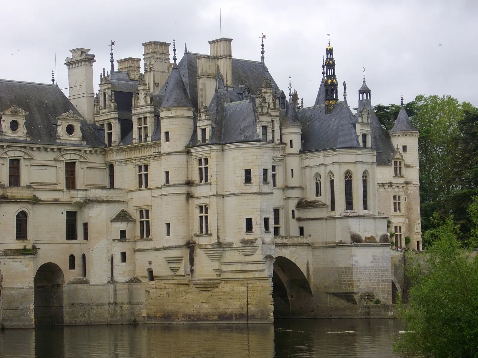 Le château de Chenonceau et sa galerie enjambant le Cher