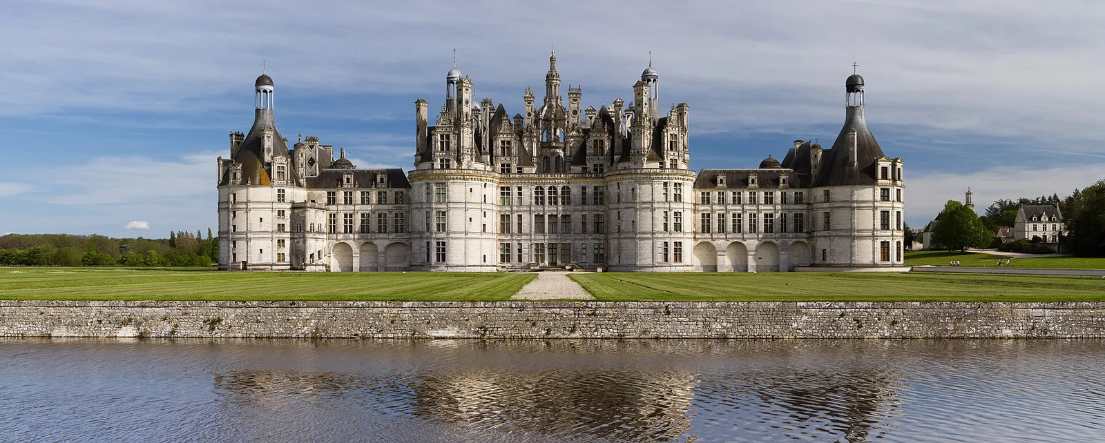 La façade du château de Chambord et ses toits
