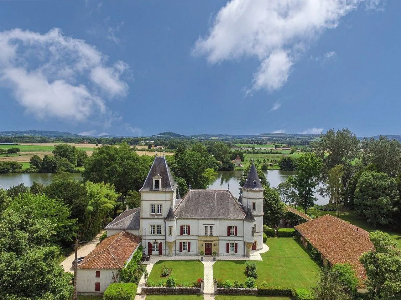 Château au bord du Lot, château entier à Le Temple-sur-Lot