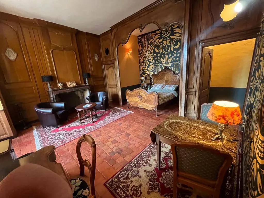 Château d'Albon, chambre Henri II, chambre ou suite de château à Saint-Alban-les-Eaux