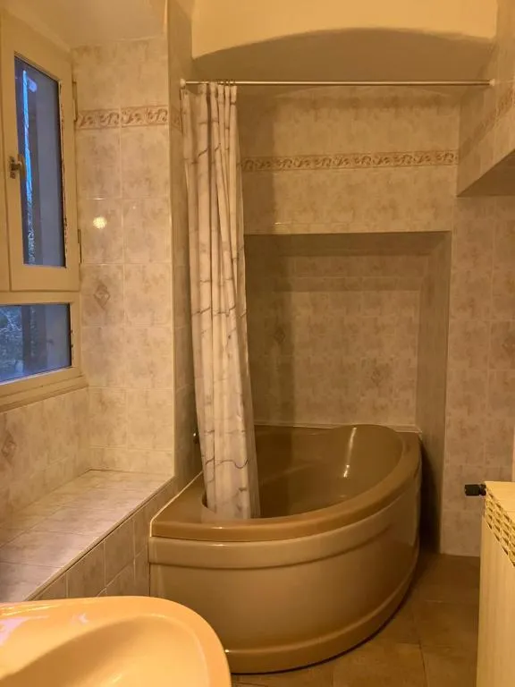 Château d'Albon, chambre Maréchale d'Albon à Saint-Alban-les-Eaux, photo 3