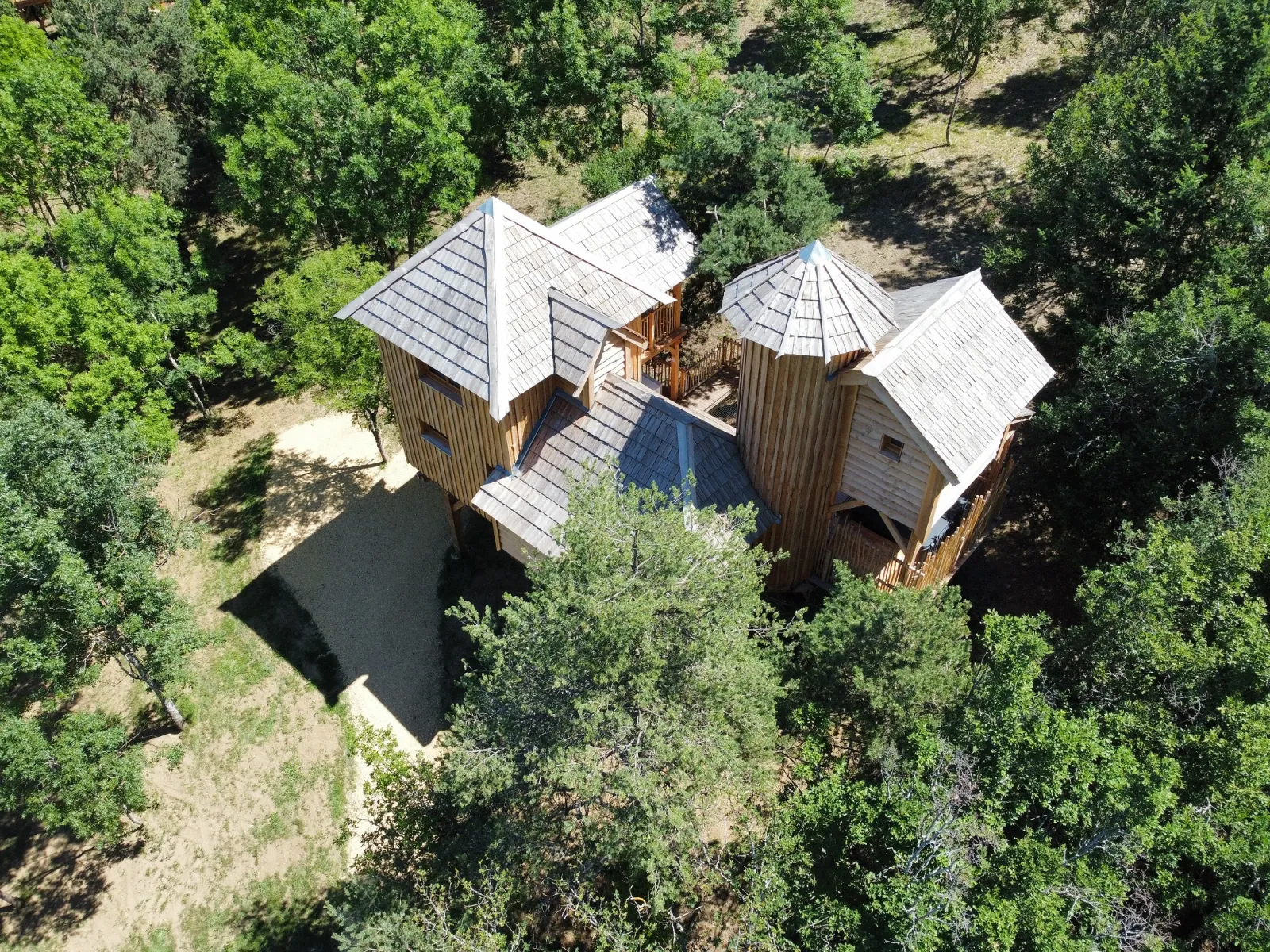 Grande cabane château familiale du Peydébé, château dans les arbres à Vieille-Brioude