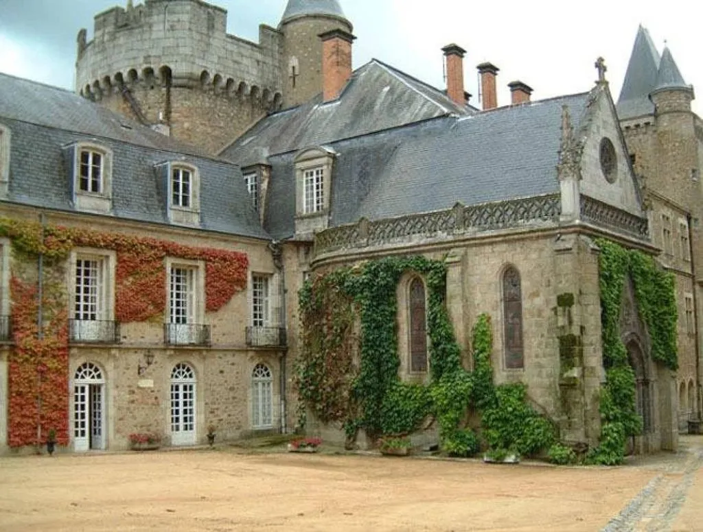 Château de Busset, chambre ou suite de château à Busset
