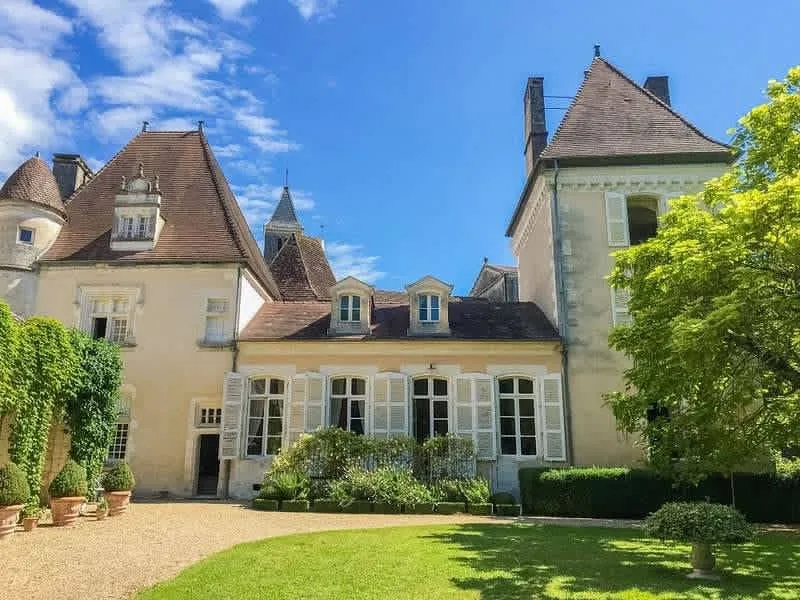 Château de Celles, château entier à Celles