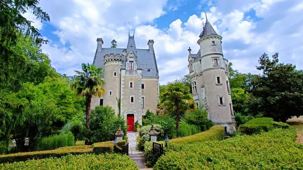 Château de Coubloust, château entier à Vicq-sur-Nahon