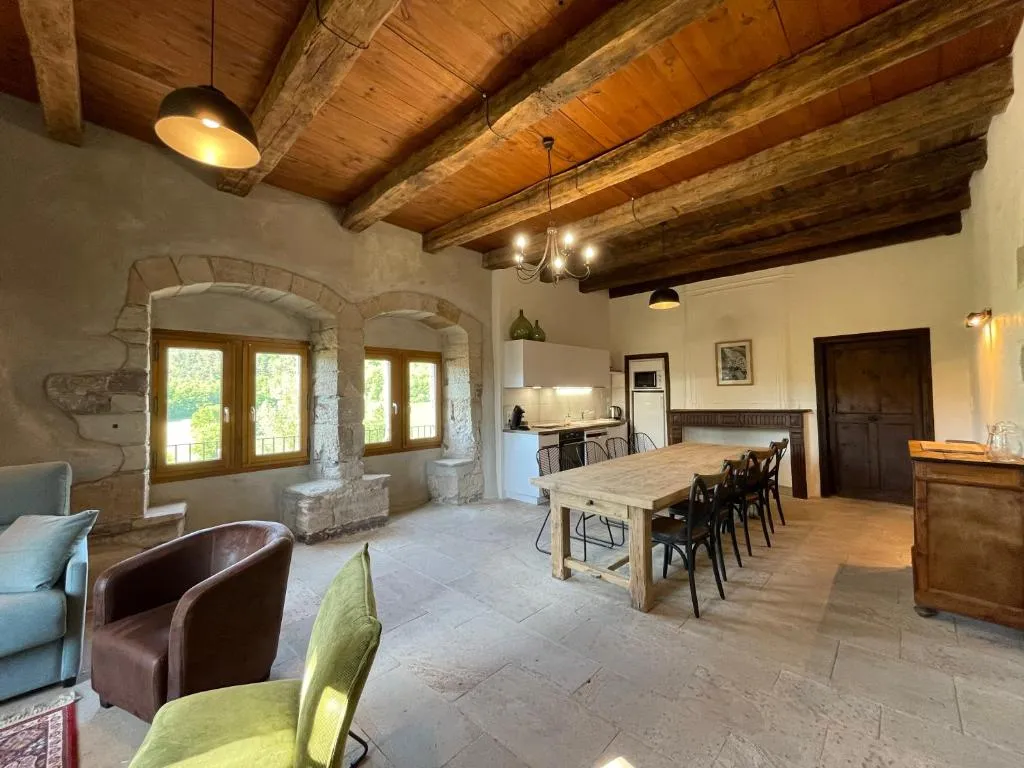 Château de Latour-sur-Sorgue, gîte de château à Marnhagues-et-Latour