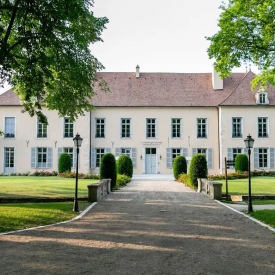 Le Château de Maizières, château entier à Saint-Loup-Géanges