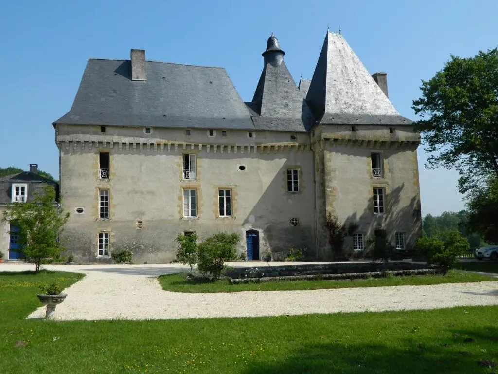 Château de Mavaleix, chambre ou suite de château à Chalais