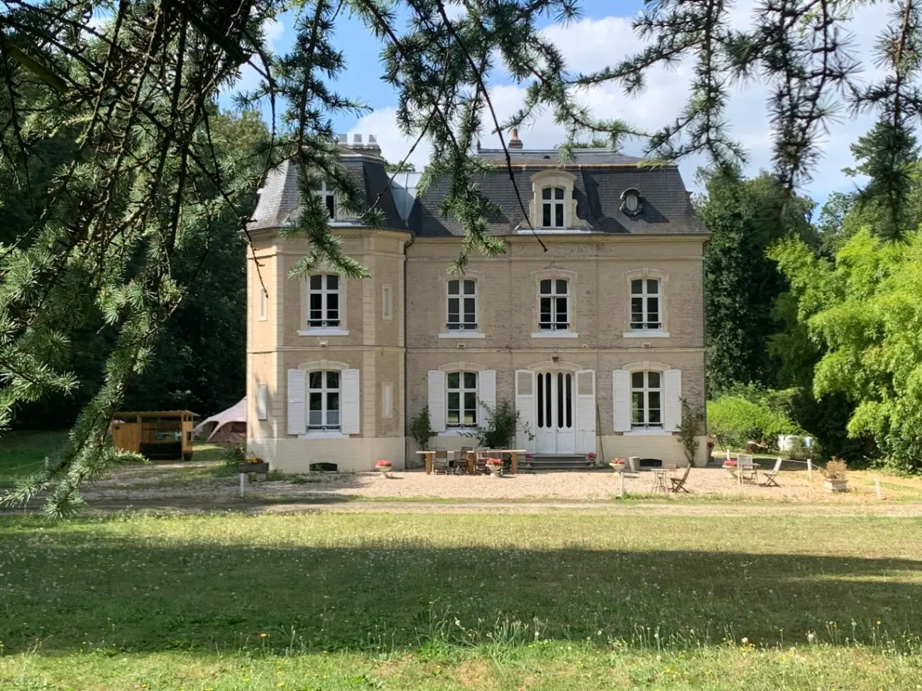 Château de Mons-Boubert, château entier à Mons-Boubert