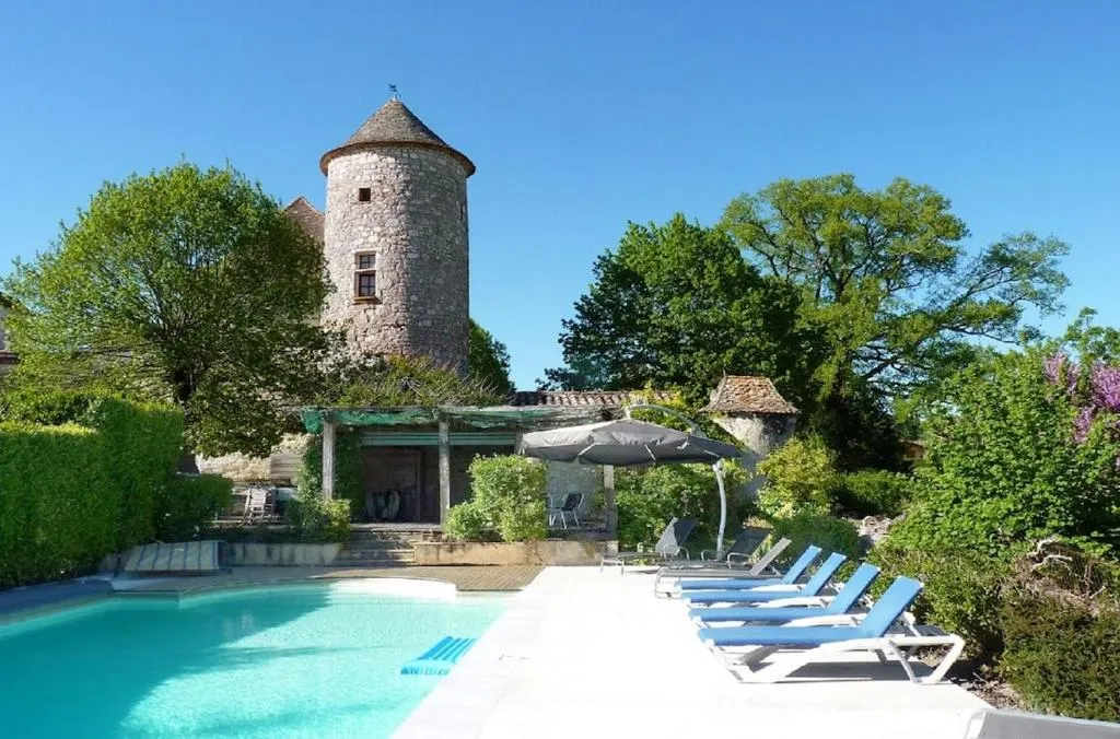 Château de Sadillac, château entier à Sadillac