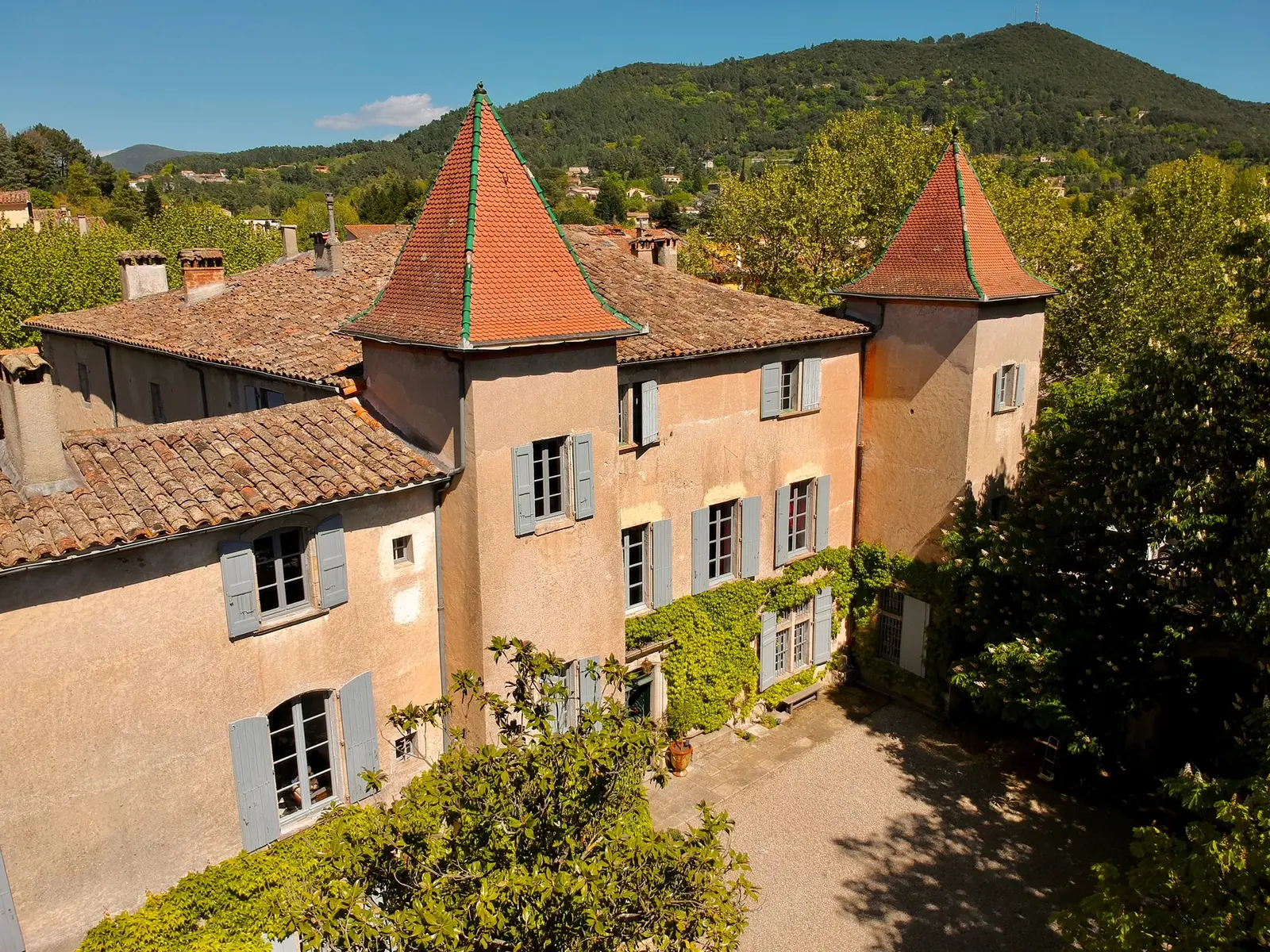 Château de Saint-Jean-du-Gard, château entier à Saint-Jean-du-Gard