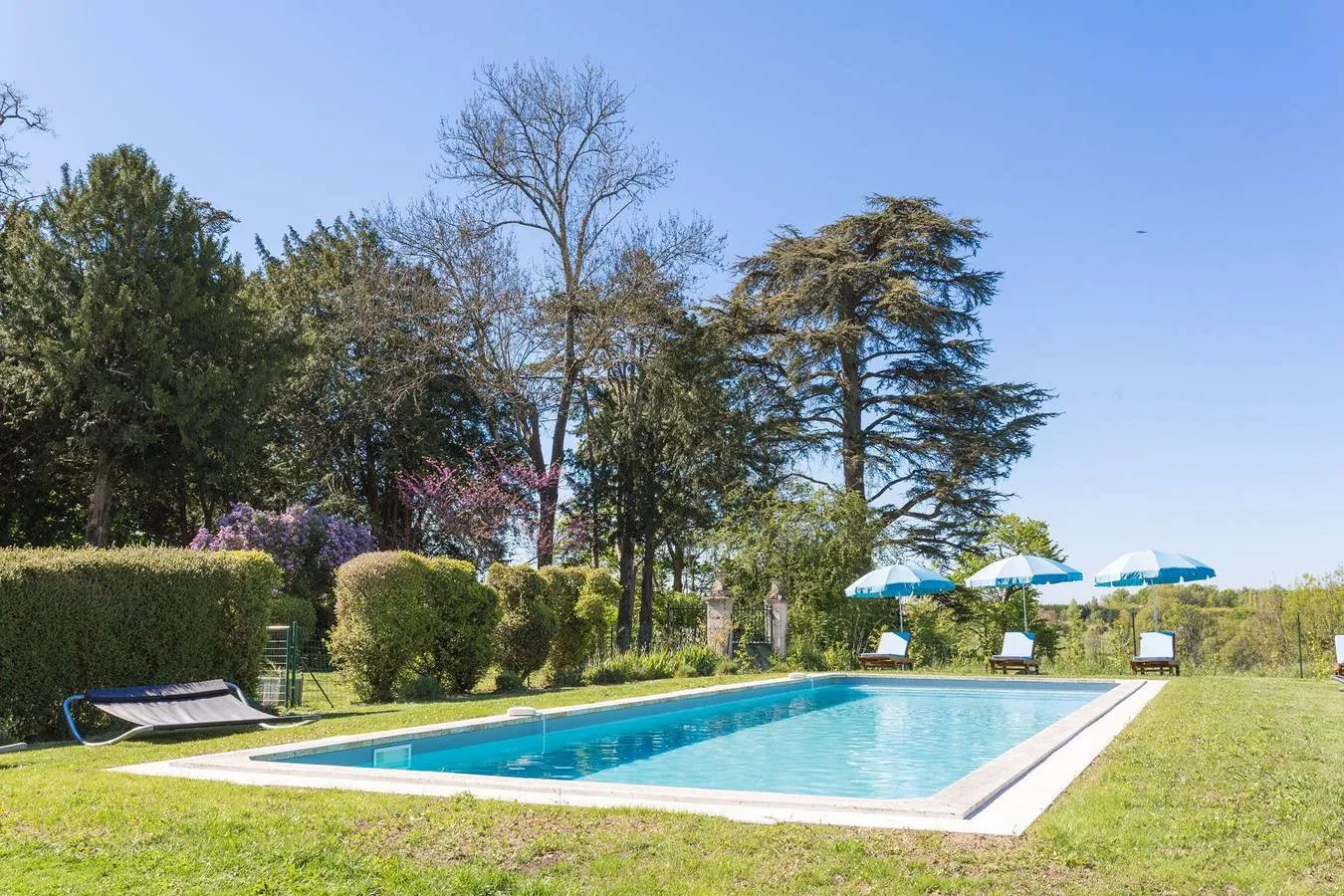 Château de Seyres, château entier à Sers