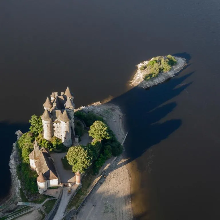 Château de Val à Lanobre, photo 7