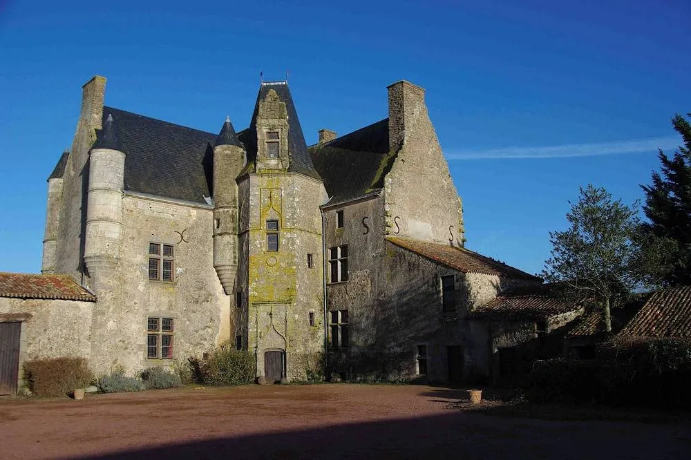 Château de Vermette, château entier à Coulonges-Thouarsais