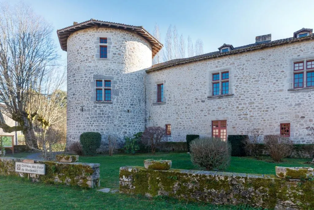 Château des Ducs de Mortemart, gîte de château à Mortemart