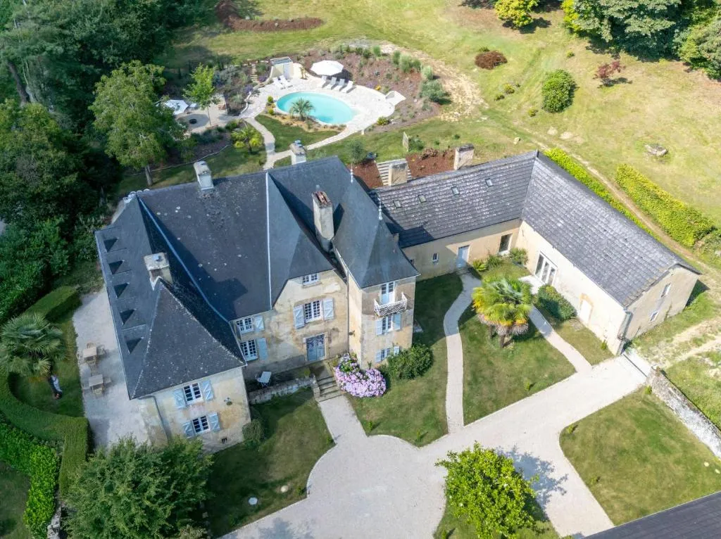 Château des Salettes, château entier à Anoye