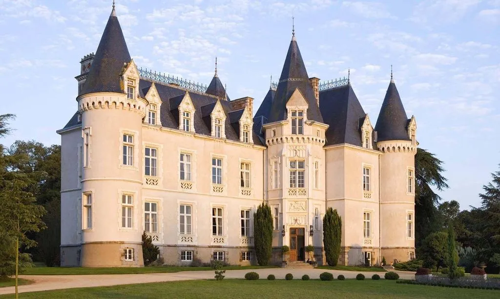 Château des Tesnières, chambre ou suite de château à Étrelles
