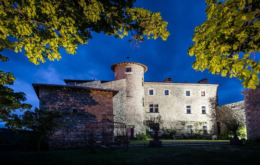 Château du Besset, chambre ou suite de château à Saint-Romain-de-Lerps
