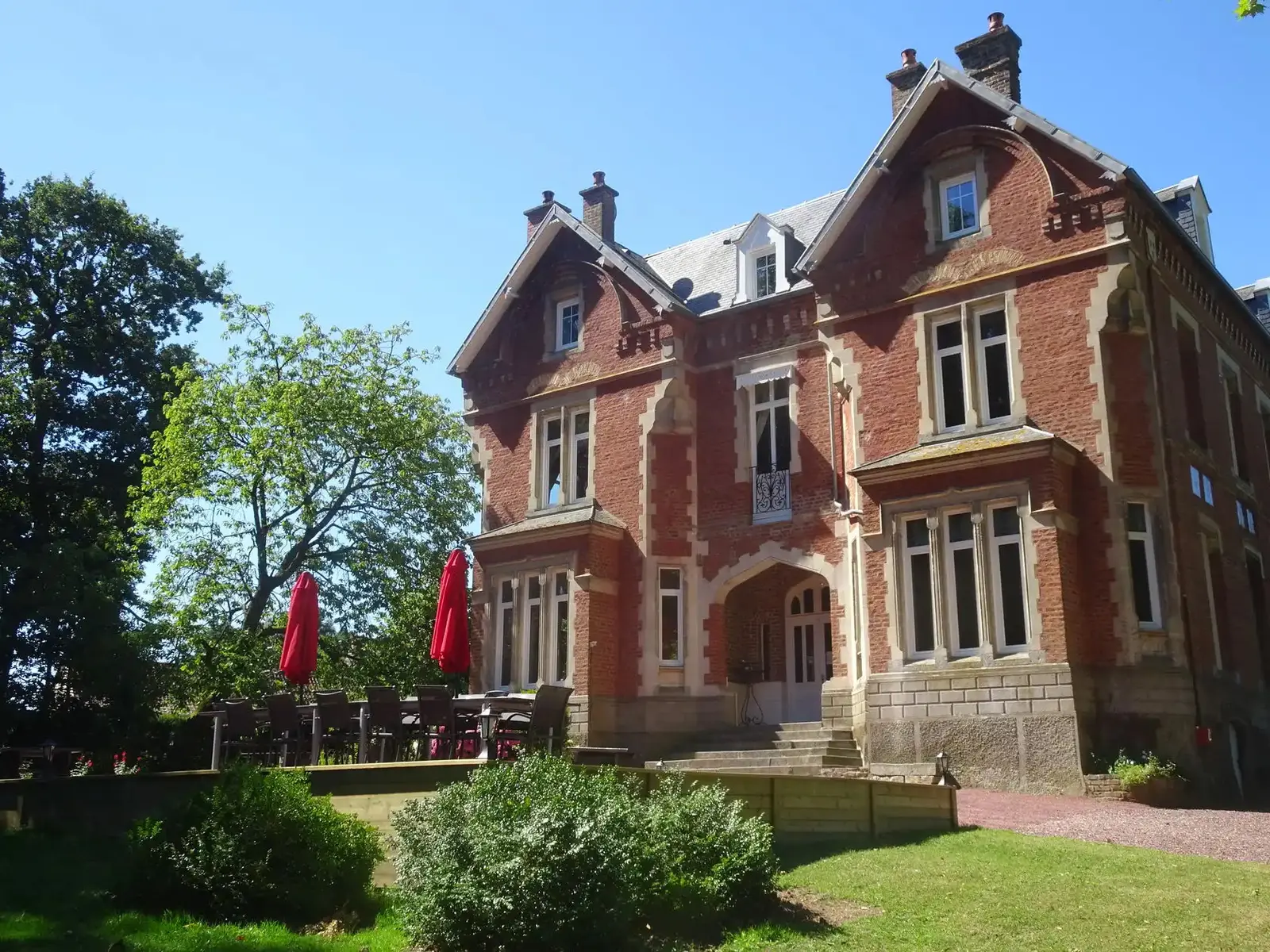 Château du Bon Plaisir, château entier à Nielles-lès-Bléquin