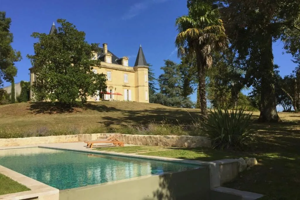 Château du Grava, château entier à Haux