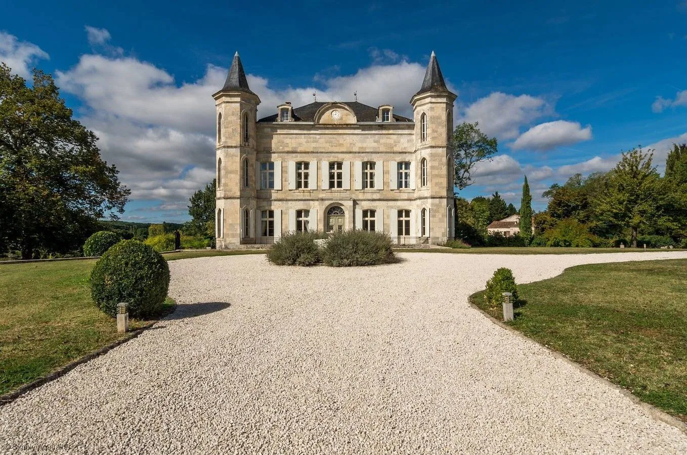 Château du lac de Laugnac, château entier à Laugnac