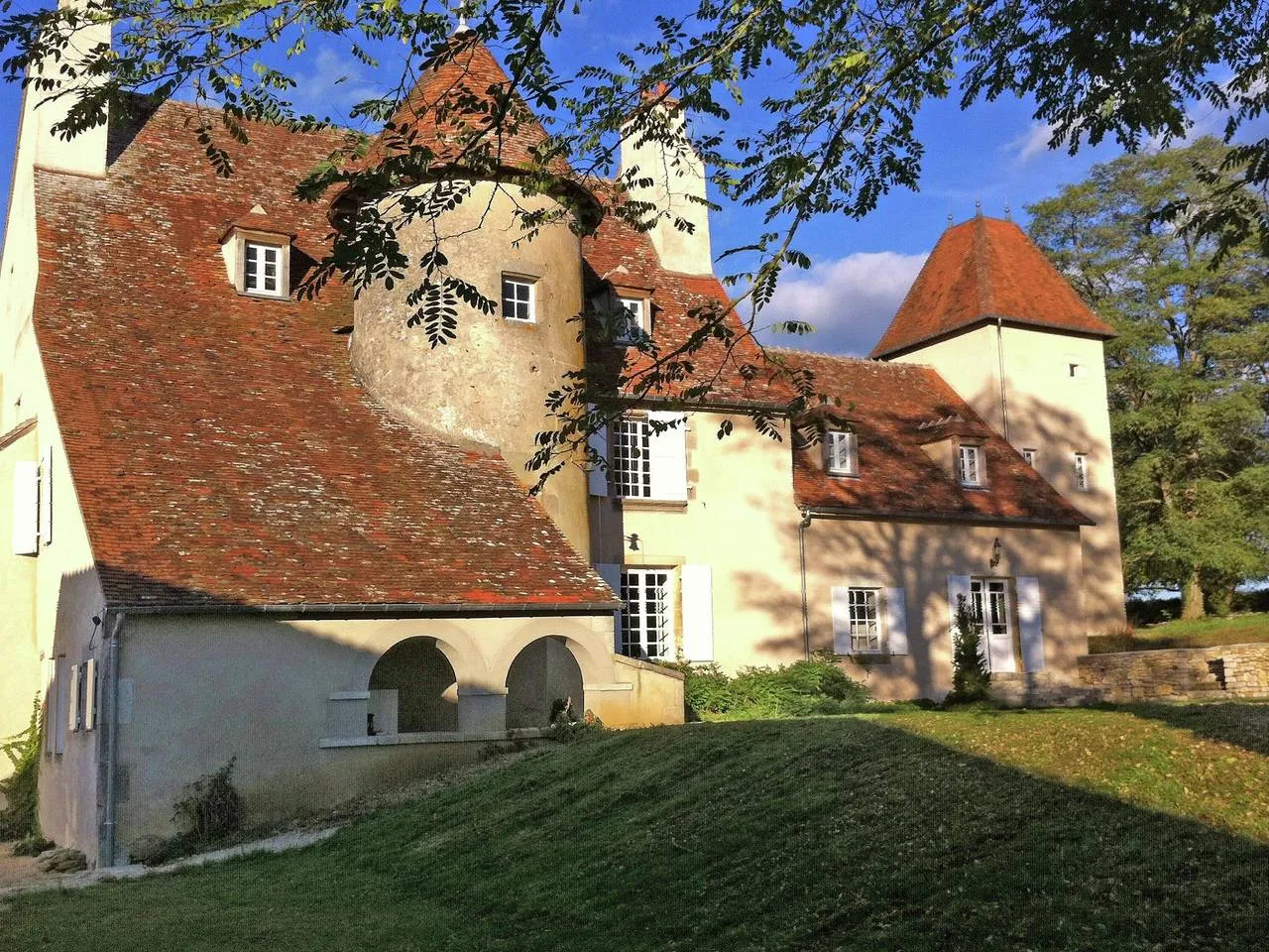 Château du Veurdre au bord de l'Allier, château entier à Le Veurdre