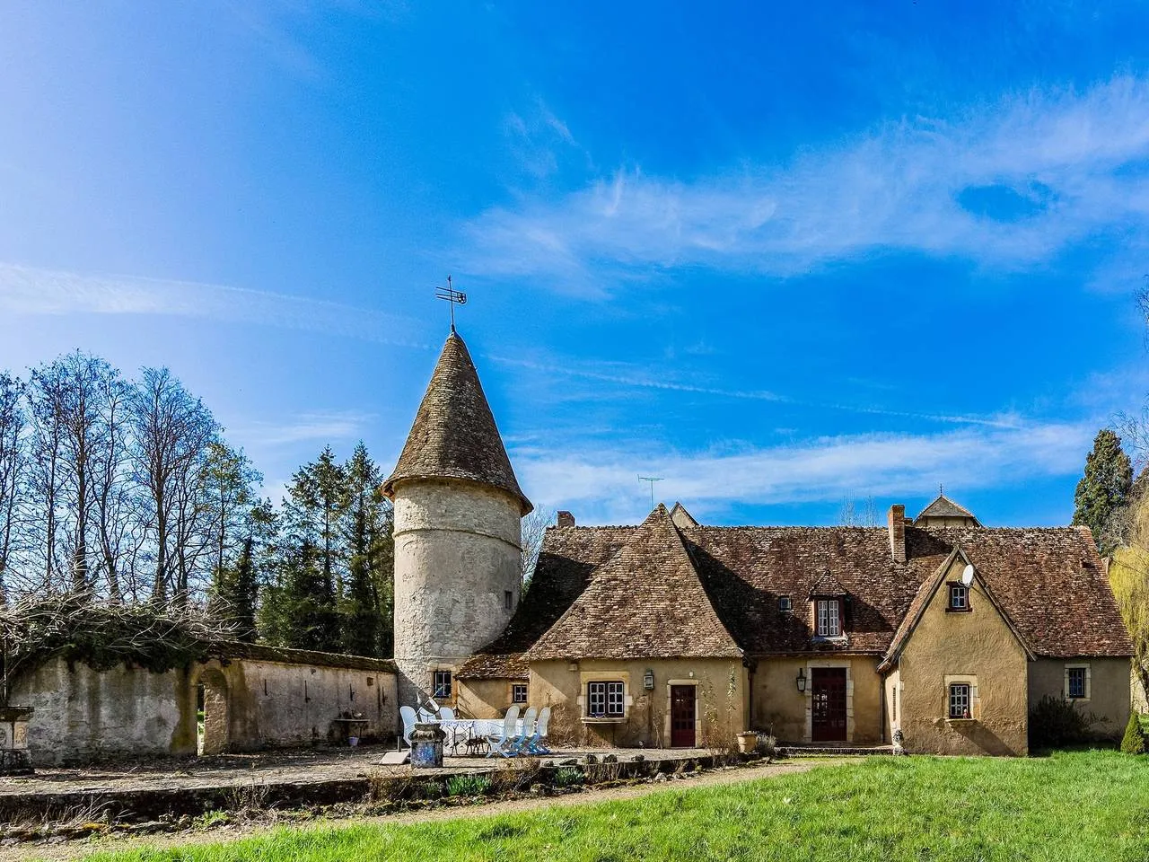 Château du Veurdre et sa piscine, château entier à Le Veurdre
