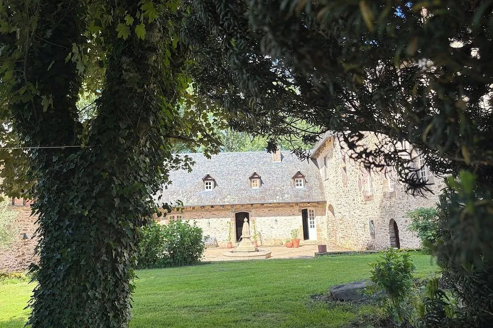 Château Eyparsac, château entier à Saint-Sornin-Lavolps