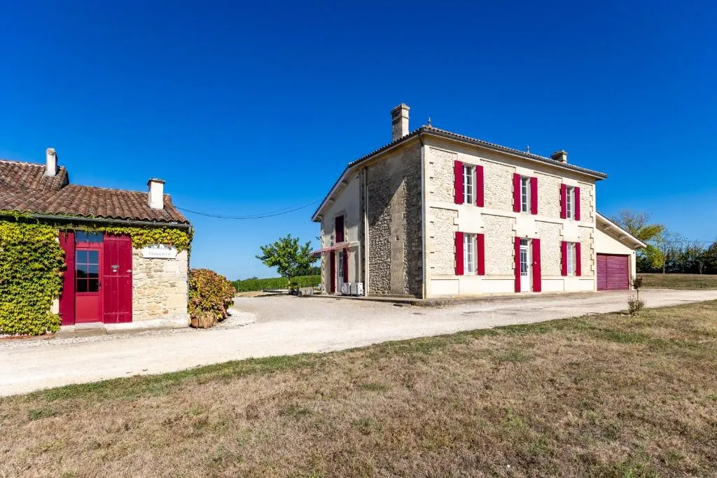 Château Haut Cazevert, chambre ou suite de château à Blasimon