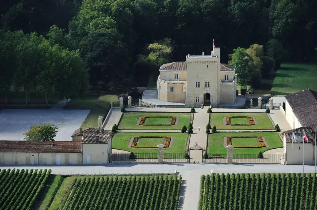 Château La Tour Carnet, château viticole à Saint-Julien-Beychevelle