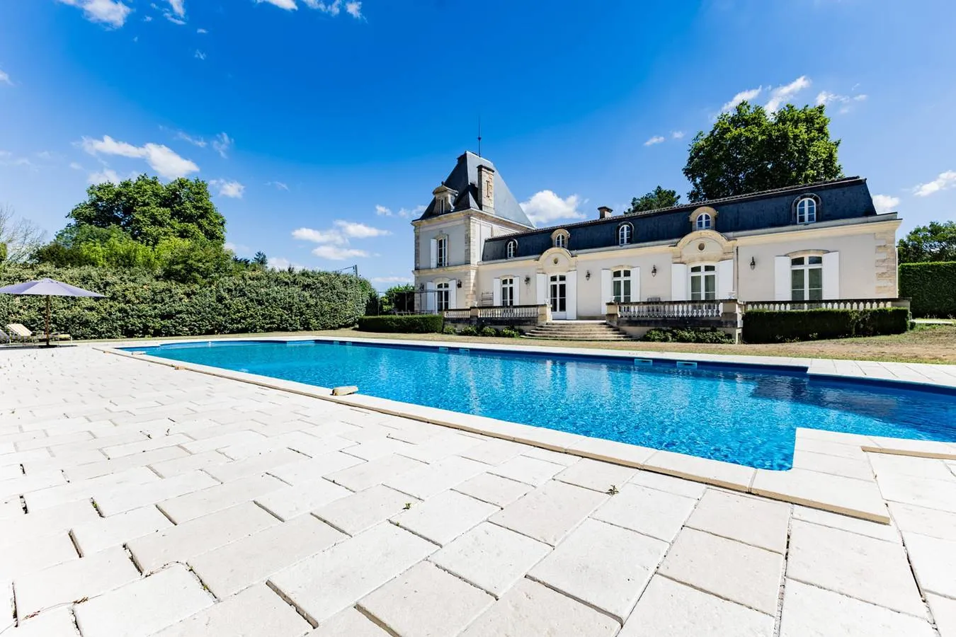 Château Larrivet Haut-Brion, château viticole à Léognan