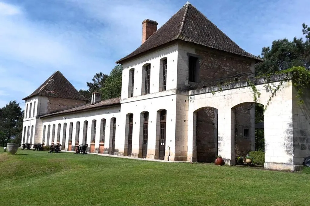 Château Neuf Le Désert, gîte de château à Le Pizou
