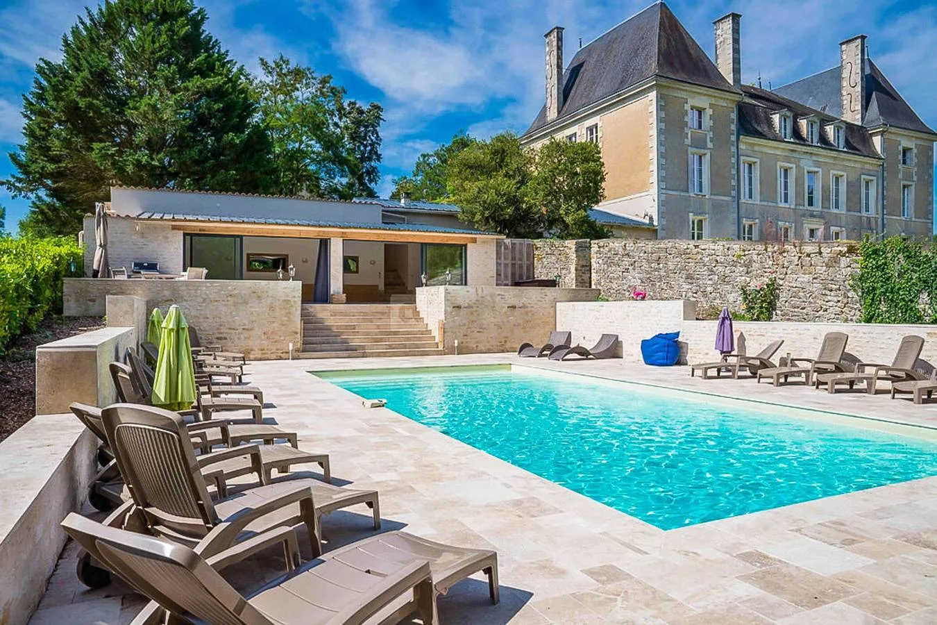 Château Paradis, château entier à Benest
