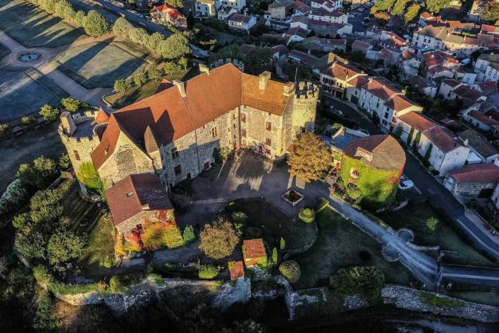 Château royal de Saint-Saturnin, chambre ou suite de château à Saint-Saturnin
