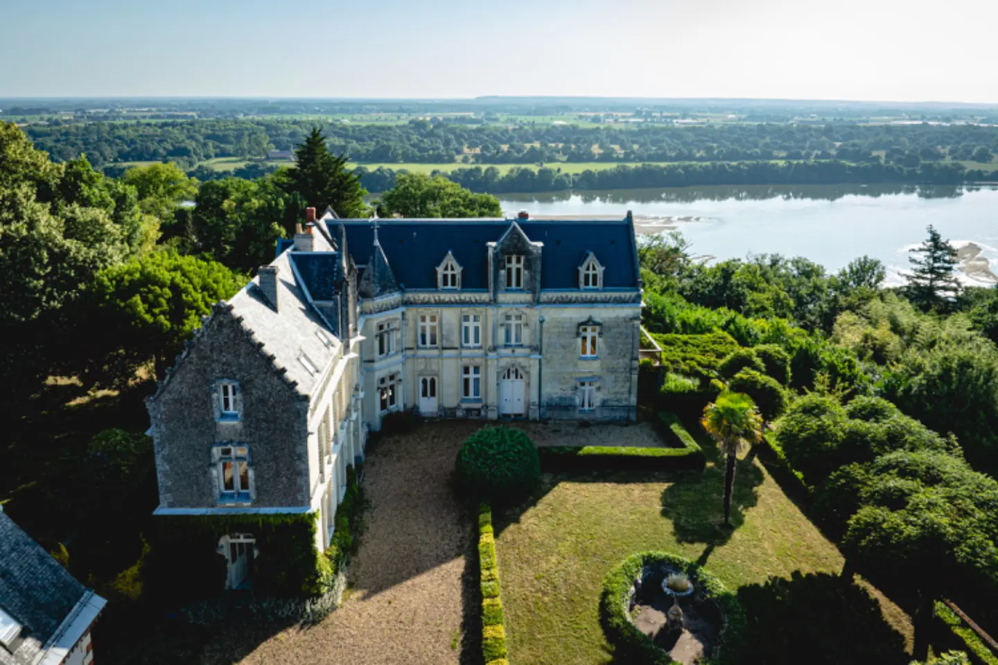 Château Sainte Radegonde, château entier à Gennes-Val-de-Loire