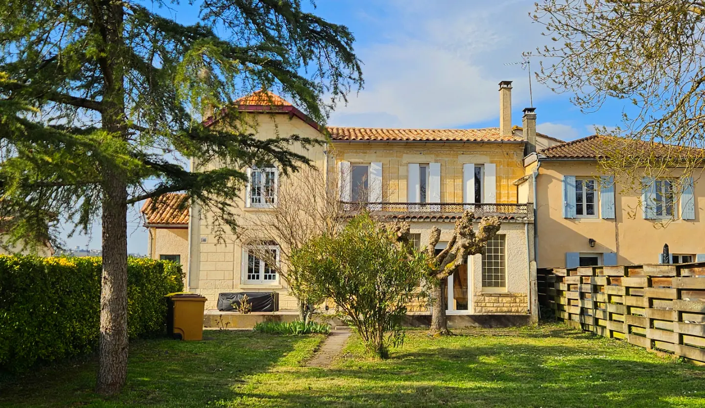 Gîte du Château Touzinat, château viticole à Saint-Pey-d'Armens