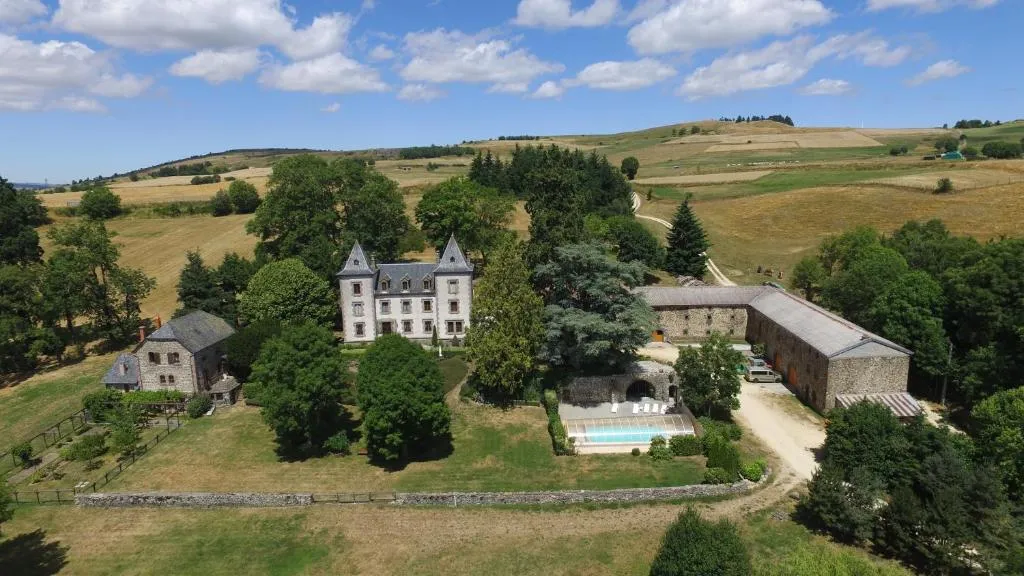 Gîtes du Château de Vernières à Talizat, photo 2