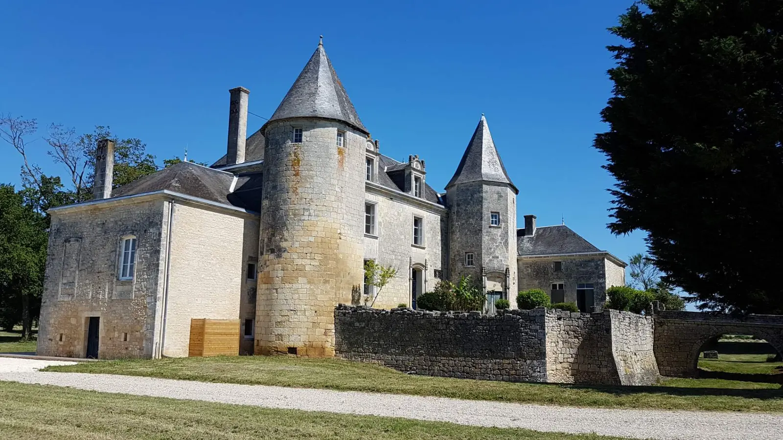 Logement dans l'aile du château à Saint-Germain-du-Seudre, photo 5